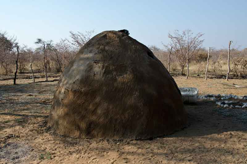 16 - Namibia - Tsintsabis - poblado Bosquimano - vivienda